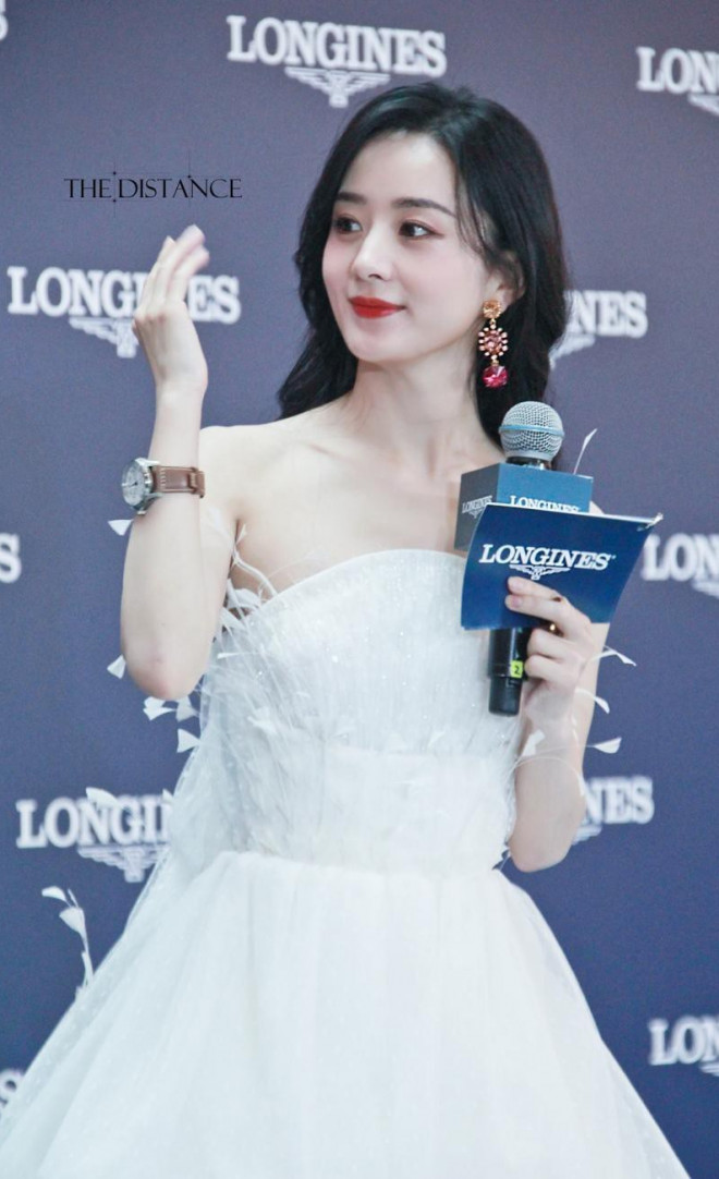 Diện váy ngắn dòng Haute Couture dự sự kiện, Triệu Lệ Dĩnh “gây bão” với đôi chân cực nuột - 9