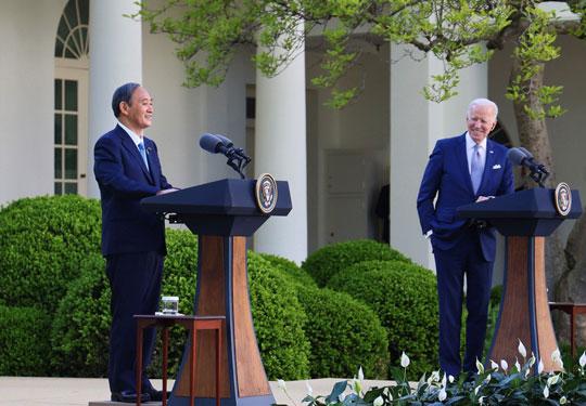 Tổng thống Mỹ Joe Biden (phải) và Thủ tướng Nhật Bản Suga Yoshihide tại cuộc họp báo ở Nhà Trắng hôm 16-4 . Ảnh: REUTERS