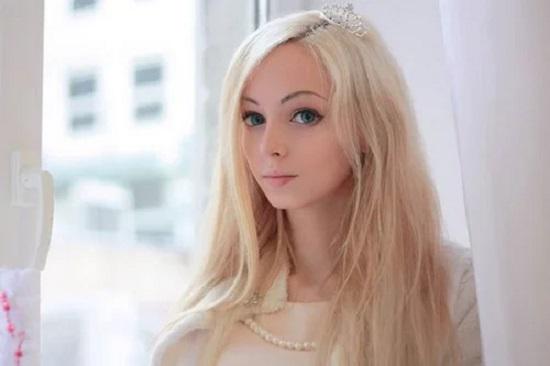 Cô gái giống búp bê Barbie như đúc mà không cần "dao kéo" - 1