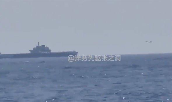 Tàu sân bay Trung Quốc Liêu Ninh bị tàu chiến Mỹ theo dõi trên biển Đông. Ảnh: Twitter