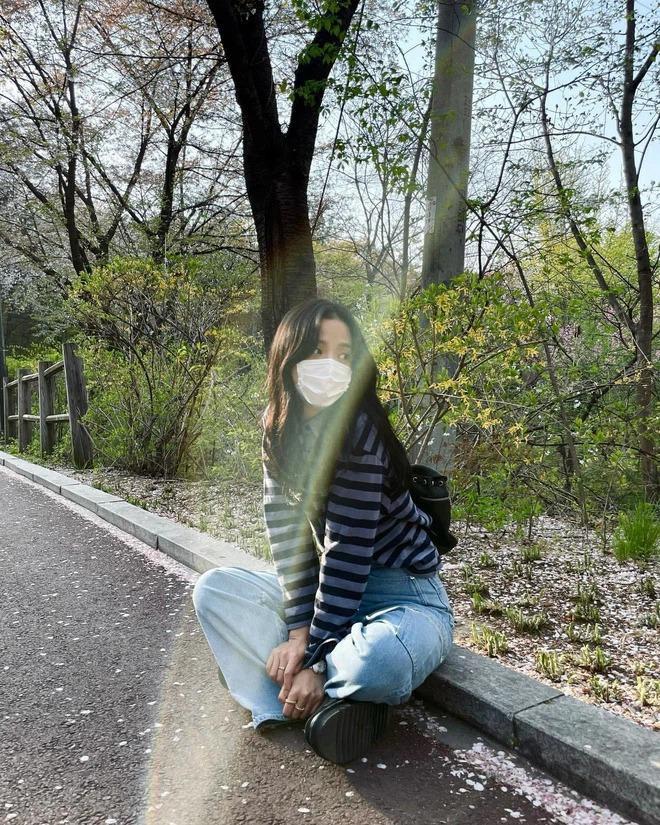 Rất chăm diện quần jeans nhưng trông không hề nhàm chán, đâu là bí quyết của Jisoo? - 3