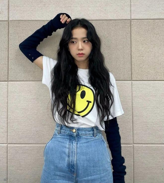 Rất chăm diện quần jeans nhưng trông không hề nhàm chán, đâu là bí quyết của Jisoo? - 2