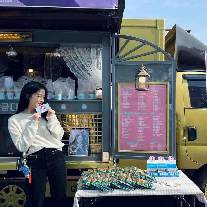 Rất chăm diện quần jeans nhưng trông không hề nhàm chán, đâu là bí quyết của Jisoo? - 8