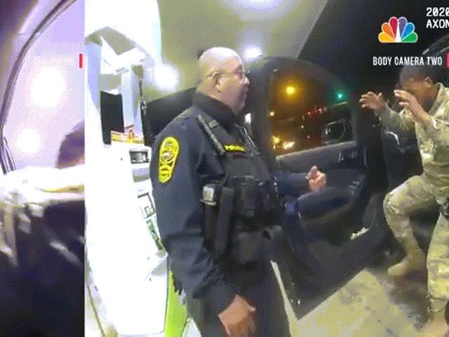 Thế giới - NÓNG nhất tuần: Cảnh sát chĩa súng, xịt hơi cay vào mặt sĩ quan quân đội Mỹ rồi bắt nằm