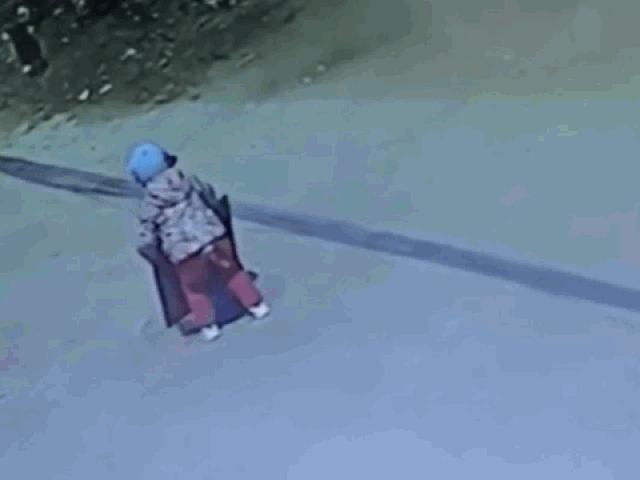 Media - Clip: Tò mò mở miệng cống thoát nước, bé trai 3 tuổi suýt mất mạng