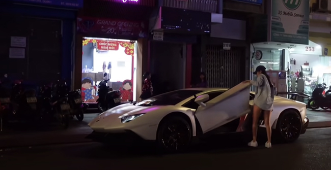Chiếc Lamborghini Aventador mà cô nàng lái để đi ăn cơm tấm được đồn đoán có giá tới 20 tỷ đồng.
