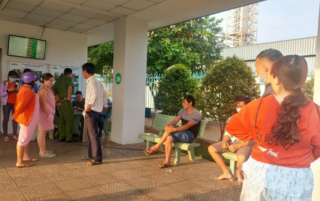 Công an làm việc với các bảo vệ công ty