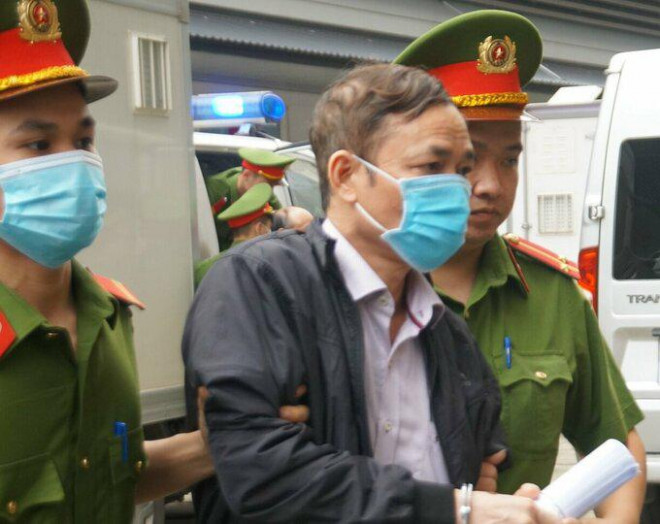 Bị cáo Trần Văn Khâm được áp giải đến phiên xét xử&nbsp;sai phạm tại dự án Gang thép Thái Nguyên giai đoạn 2 chiều 12/4/2021.