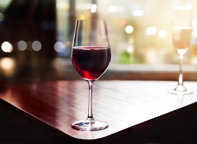Uống quá nhiều rượu có thể làm giảm số lượng vi khuẩn có lợi trong đường ruột. Ảnh:&nbsp;Shutterstock