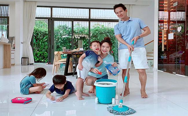 Hiện Lý Hải đang sống cùng vợ con trong ngôi biệt thự sang trọng 2 mặt tiền nằm tại Quận 10, TP.HCM.

