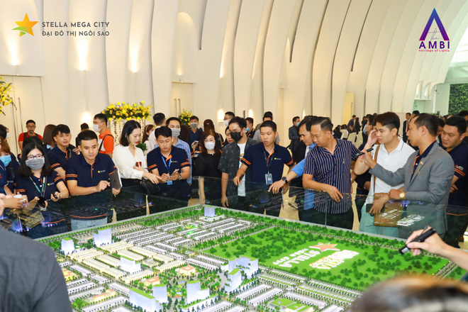 Khách hàng tìm hiểu thông tin dự án, sản phẩm tại sa bàn sự kiện