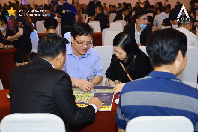 Khách hàng lựa chọn sản phẩm trước khi quyết định đầu tư