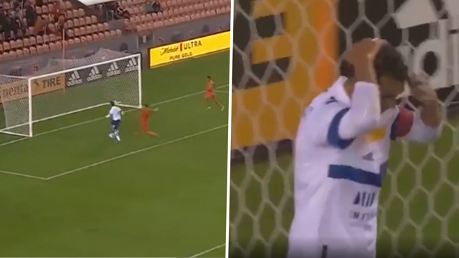 Chris Wondolowski cũng không chịu kém cạnh khi... kiên quyết sút ra ngoài