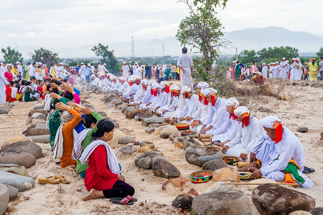 Hoa hậu Nguyễn Huỳnh Trang được mời tham dự lễ hội Chăm Ra-mư-wan - 2