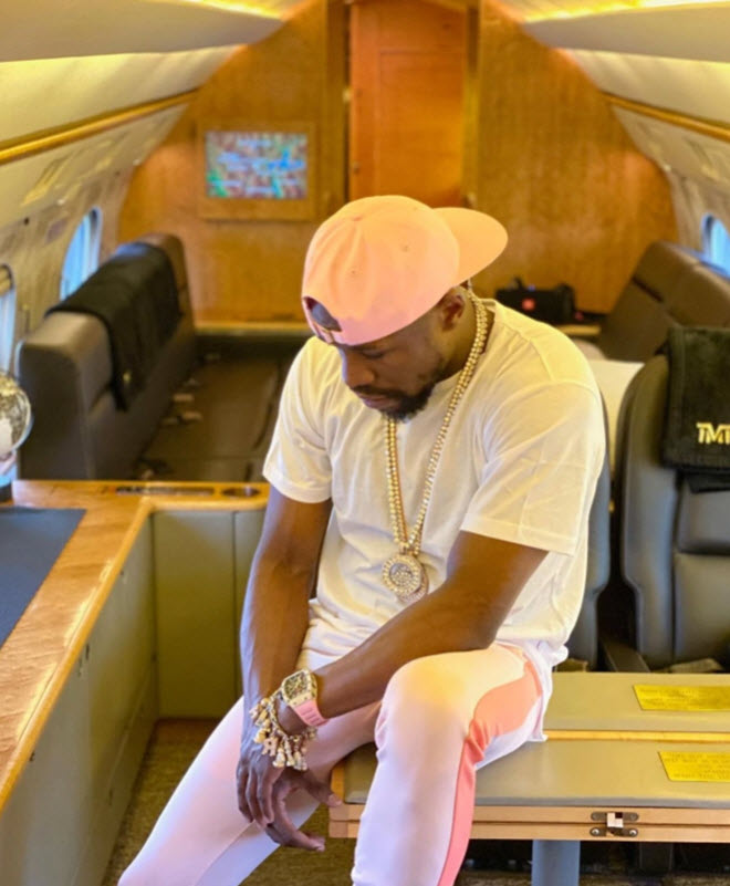 Mayweather đính hôn &#34;vũ nữ thoát y&#34;, được người đẹp chăm sóc trên máy bay - 3