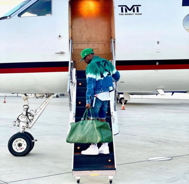 Mayweather đính hôn &#34;vũ nữ thoát y&#34;, được người đẹp chăm sóc trên máy bay - 5