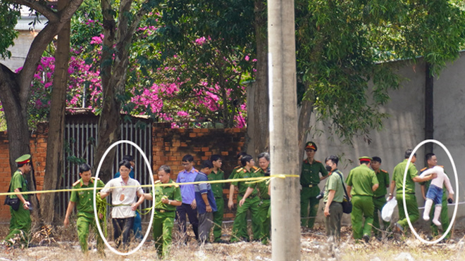 Nghi phạm được công an đưa tới thực nghiệm hiện trường và búp bê bằng bông đóng vai nạn nhân