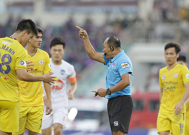 SAO HAGL và Hà Nội FC suýt "choảng nhau" trên sân Pleiku - 9