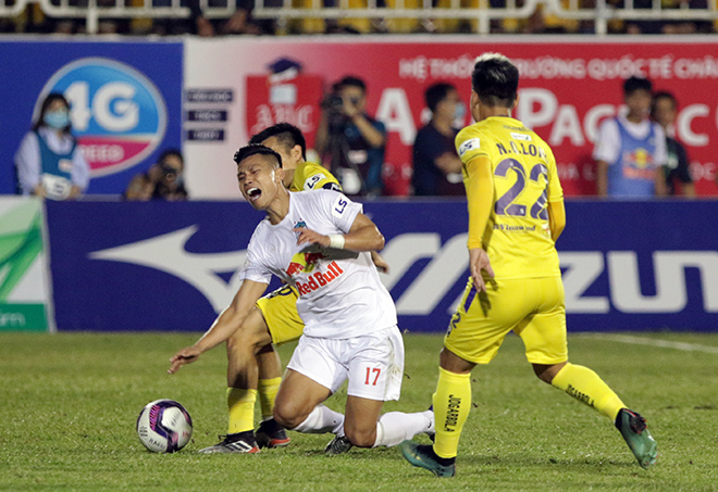 SAO HAGL và Hà Nội FC suýt "choảng nhau" trên sân Pleiku - 7