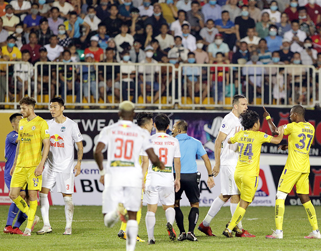 SAO HAGL và Hà Nội FC suýt "choảng nhau" trên sân Pleiku - 4