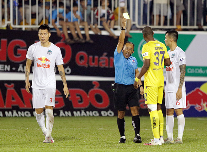 SAO HAGL và Hà Nội FC suýt "choảng nhau" trên sân Pleiku - 5