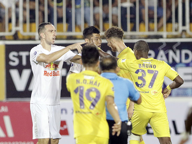 Bóng đá - SAO HAGL và Hà Nội FC suýt "choảng nhau" trên sân Pleiku