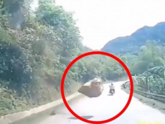 Media - Video: Tảng đá lớn bất ngờ văng từ trên núi khiến người đi đường khiếp vía
