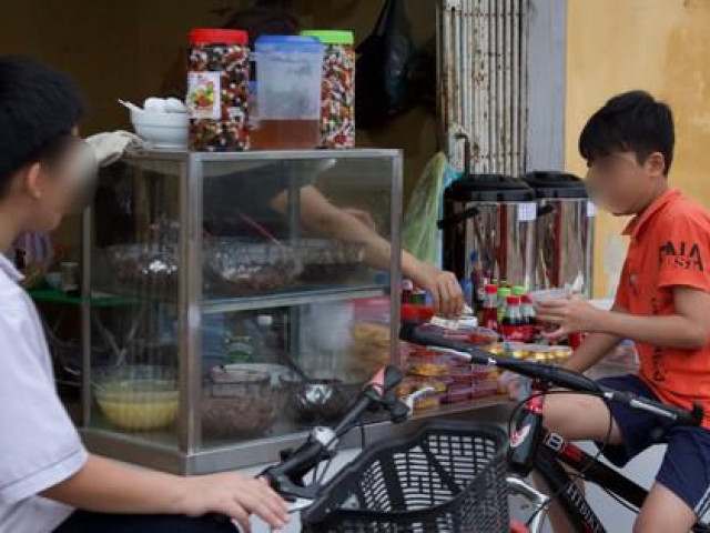 Thị trường - Tiêu dùng - "Ẩn hoạ" thực phẩm bẩn, đồ ăn vặt không nguồn gốc bủa vây cổng trường