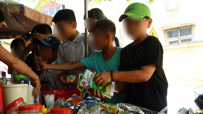 Ngay khi tiếng trống ra chơi và tan trường vang lên, các cửa hàng này đều hoạt động hết công suất với đủ các loại thực phẩm không rõ nguồn gốc xuất xứ hoặc thậm chí có những loại đã từng được cảnh báo mất vệ sinh an toàn thực phẩm.... vẫn được bày bán tại các cổng trường học.