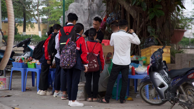 Khảo sát một vòng quanh các trường học trên địa bàn các quận nội thành Hà Nội, chúng tôi không khỏi ngạc nhiên khi có quá nhiều hàng quán quanh khu vực cổng trường. Bên cạnh các cửa hàng bày bán các mặt hàng đồ chơi, đồ ăn vặt phục vụ học sinh còn có các loại xe đẩy, hàng rong...