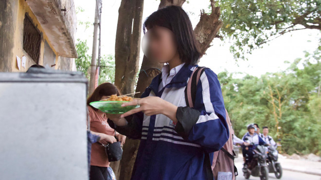 Nguyên liệu để chế biến nem chua rán, thịt bò khô, tương ớt, mỡ, dầu rán,… đều không rõ nguồn gốc xuất xứ, chất lượng kém, thời hạn sử dụng chỉ có người bán mới biết.
