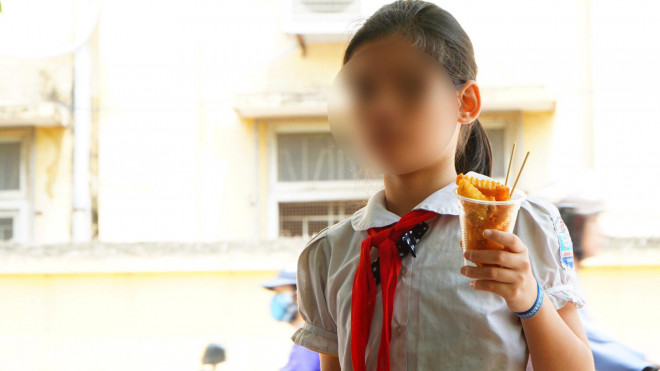 "Ẩn hoạ" thực phẩm bẩn, đồ ăn vặt không nguồn gốc bủa vây cổng trường - 7