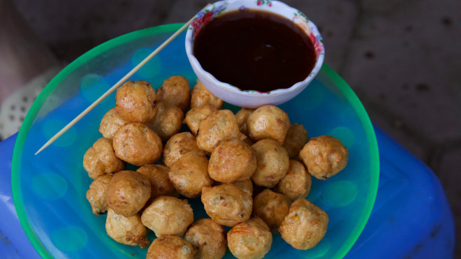 Dầu, mỡ dùng để chiên rán, dùng đi dùng lại nhiều lần, đã chuyển từ màu trắng - vàng - trong, sang sẫm màu. Dầu, mỡ đã biến chất còn sinh ra một số chất độc hại cho cơ thể