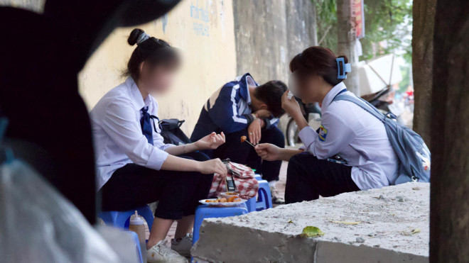 Với mùi vị hấp dẫn, mẫu mã đa dạng, giá thành rẻ, những đồ ăn cổng trường được bày bán tràn lan không chỉ ảnh hưởng tới sức khỏe của thế hệ măng non mà còn là mối nguy hiểm về lâu dài trong hệ thống thực phẩm.
