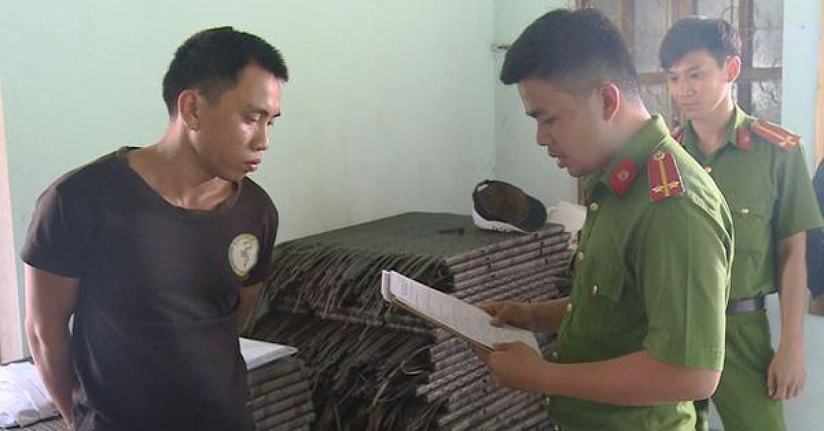 Pháp luật - Đang đi trên phố, mẹ con người phụ nữ bị tên cướp xô ngã làm gãy 2 tay