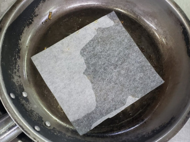 Ẩm thực - Dùng loại giấy này để rán cá thay chảo chống dính,  "sáng kiến" gây bão cho hàng nghìn chị em