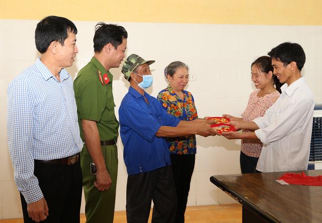 Gia đình ông Nguyễn Văn Bích trao trả lại số vàng 21,4 cây vàng trị giá 1,2 tỉ đồng trước sự chứng kiến của Công an thị trấn Tân Thanh