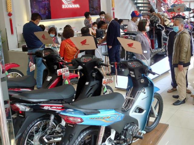 Thị trường - Tiêu dùng - Các hãng xe máy đua nhau giảm giá, người dân vẫn không mặn mà