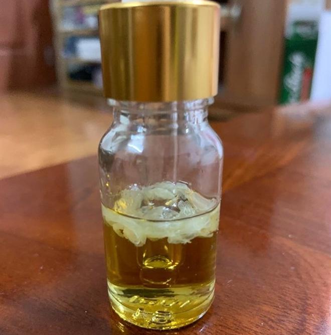 Lọ tinh dầu cà cuống.