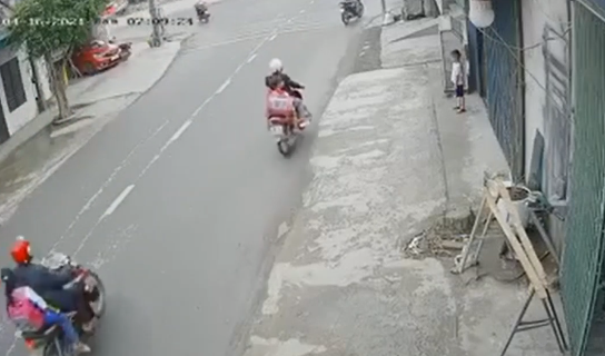 Khoảnh khắc nữ tài xế lùi ô tô vào nhà dân - Ảnh cắt từ clip
