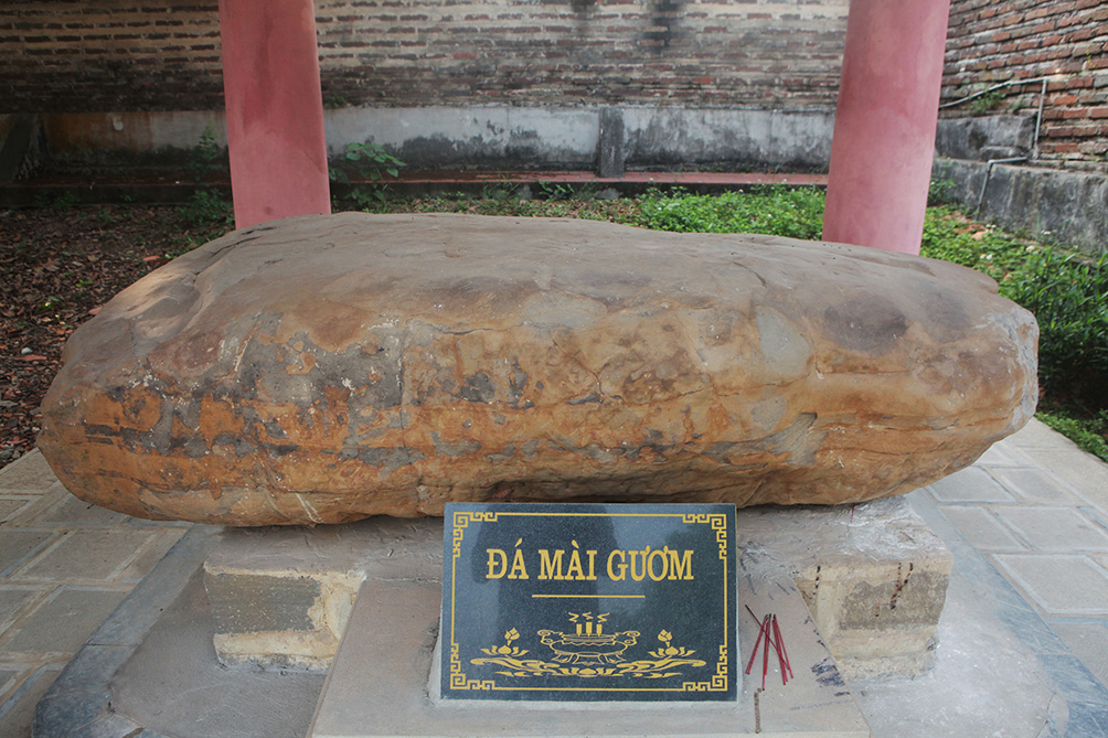 Trước cổng Tam Quan có một viên đã lớn, trên bia ghi “đá mài gươm”. Tương truyền, trước kia, Trần Nguyên Hãn đêm đêm đem gươm ra mài ở một hòn đá lớn bên bờ ao Son, vì vậy trên thân hòn đá có một vết lõm trông tựa như vết chém