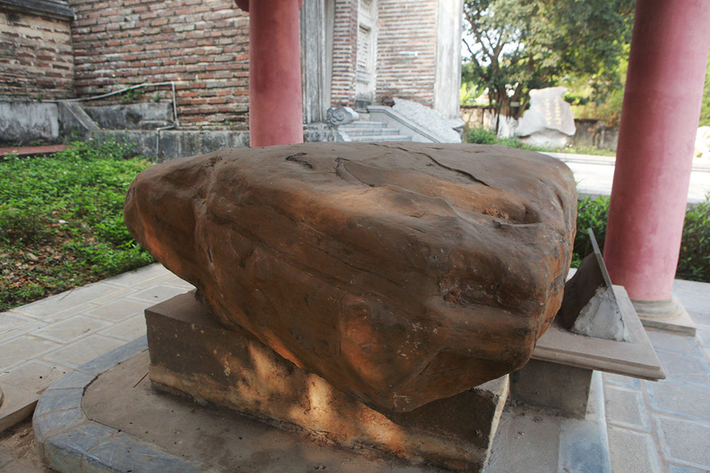 Phiến đá sau một thời gian dài bị phù sa sông Lô lấp, ngày 12/1/1998, nhân dân thôn Đa Cai tìm thấy, trục vớt, chuyển về đặt trong khuôn viên đền thờ Tả Tướng quốc để mọi người cùng chiêm ngưỡng dấu tích còn lại của người anh hùng một thuở.