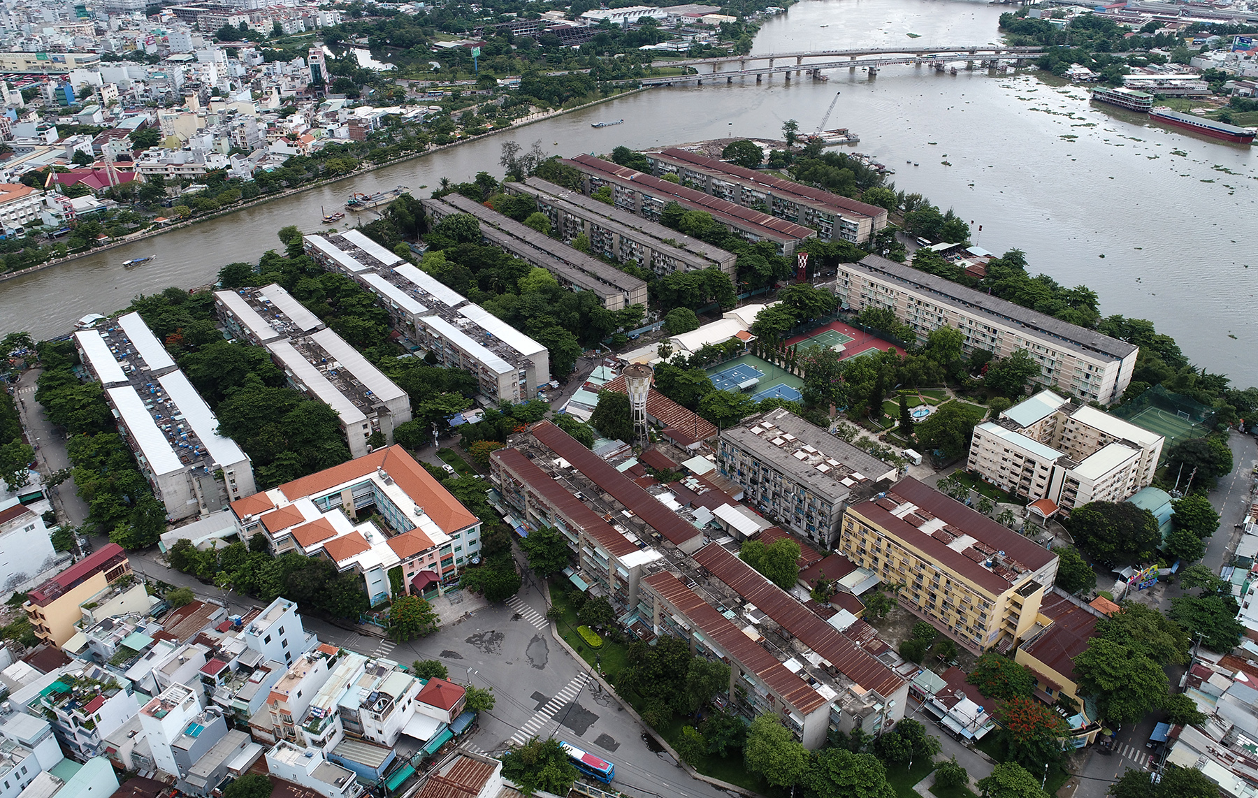Cư xá Thanh Đa (phường 27, quận Bình Thạnh, TP.HCM) nằm ở bán đảo Thanh Đa có tổng diện tích 2 khu khoảng 36 ha, có cụm 15 lô chữ và 8 lô số được xây dựng từ năm 1960.