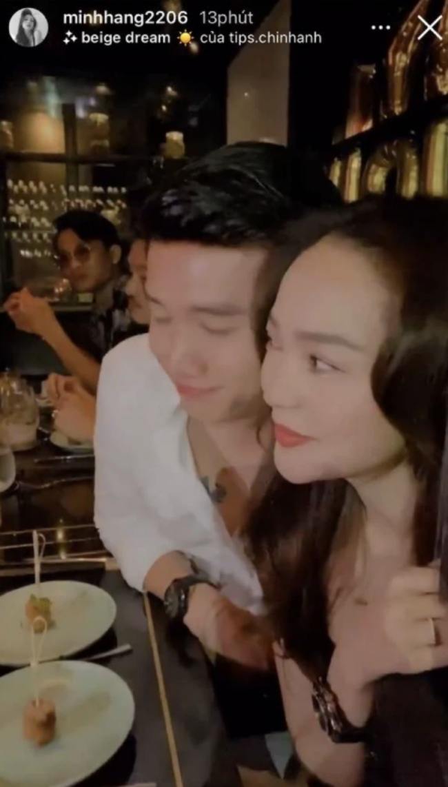 Cặp đôi trao nhau nhiều cử chỉ thân mật, hành động yêu thương trước mặt đồng nghiệp sau khi đóng chung phim.
