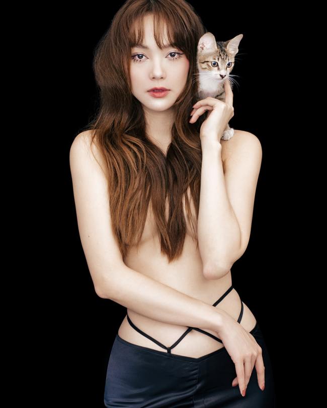 Những hình ảnh bán nude đầy nghệ thuật của Minh Hằng được khán giả dành nhiều lời khen ngợi.
