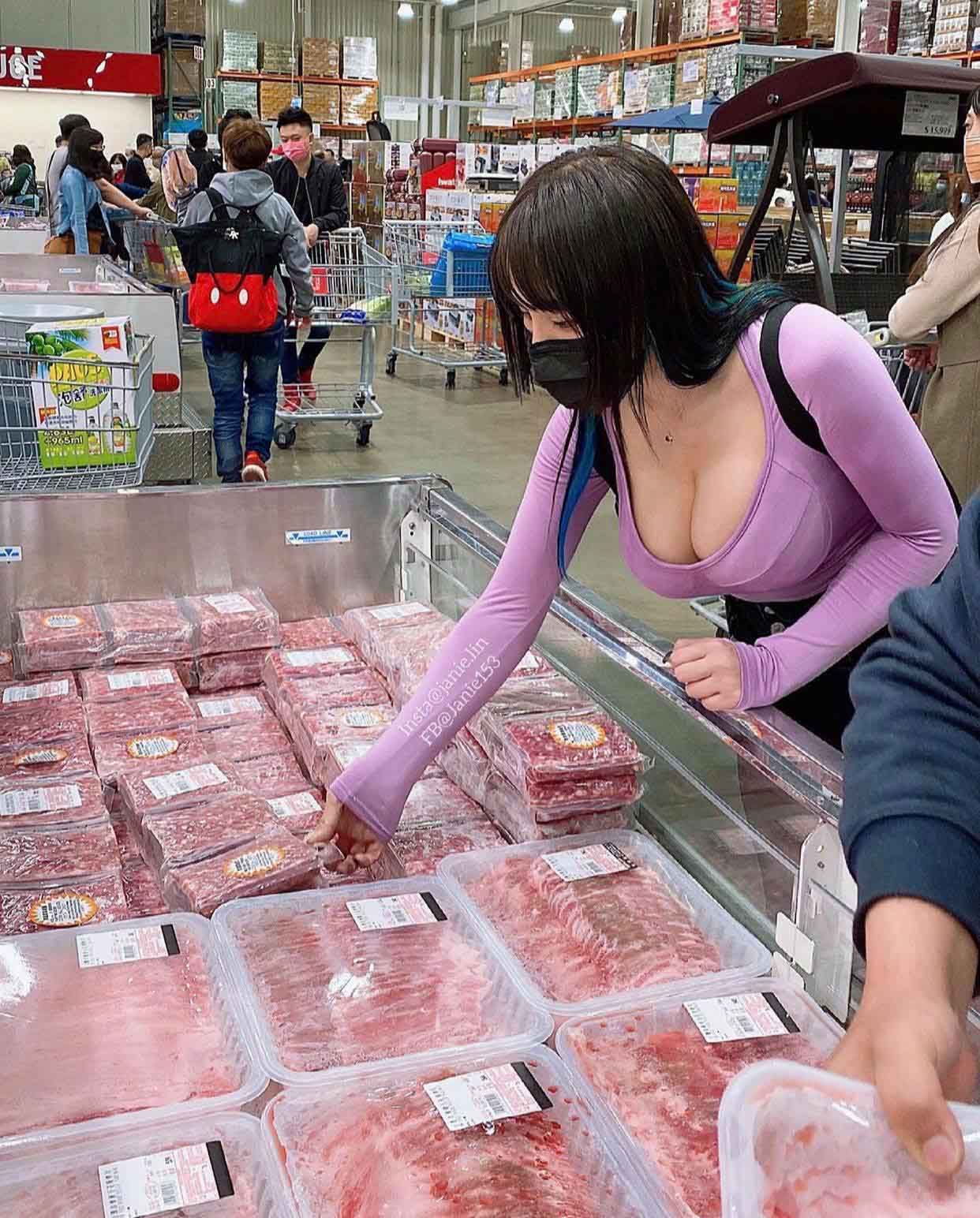 Hot girl xứ Đài có 2 triệu fan đi mua thịt cũng gây xôn xao vì áo cổ sâu - 3