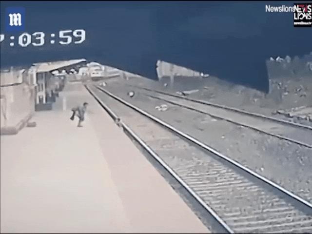 Phi thường - kỳ quặc - Video: Nghẹt thở cảnh cứu em bé rơi xuống đường ray khi đoàn tàu lao đến 