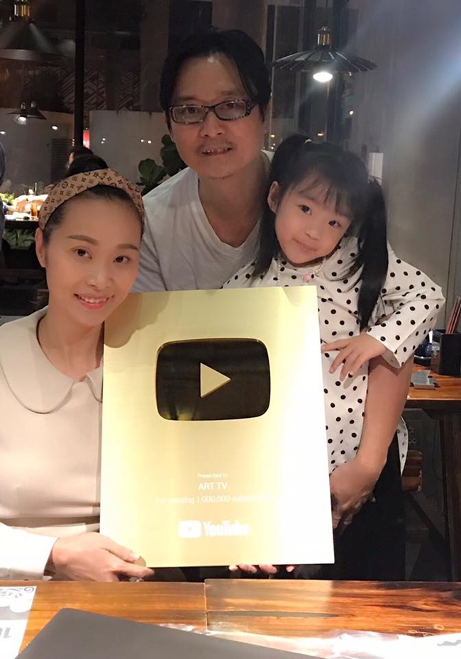 Năm 2018, kênh Youtube của vợ chồng Nguyễn Nhất Huy - Lê Kiều Như đã đạt được nút vàng.
