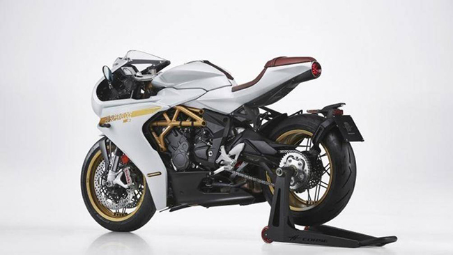 Mỗi chiếc MV Agusta Sueperveloce 800 S 2021 đều sẽ đi kèm với ốp yên solo và hệ thống xả độ Racing 3 cùng map ECU dành cho trang bị này
