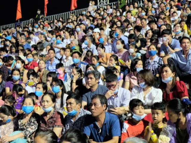 Tin tức trong ngày - "Biển người" chen nhau xem bắn pháo hoa Năm Du lịch Quốc gia 2021